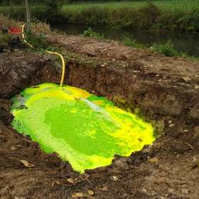 Une rivière verte et jaune fluo : pas de panique !