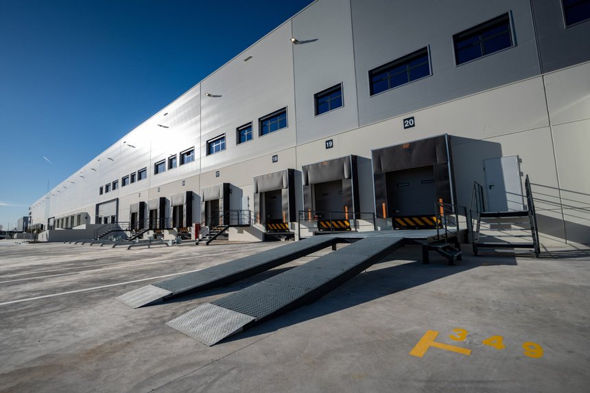Certifié Breeam Excellent, l’entrepôt dispose d’une capacité de stockage de 60 000 palettes. © DR